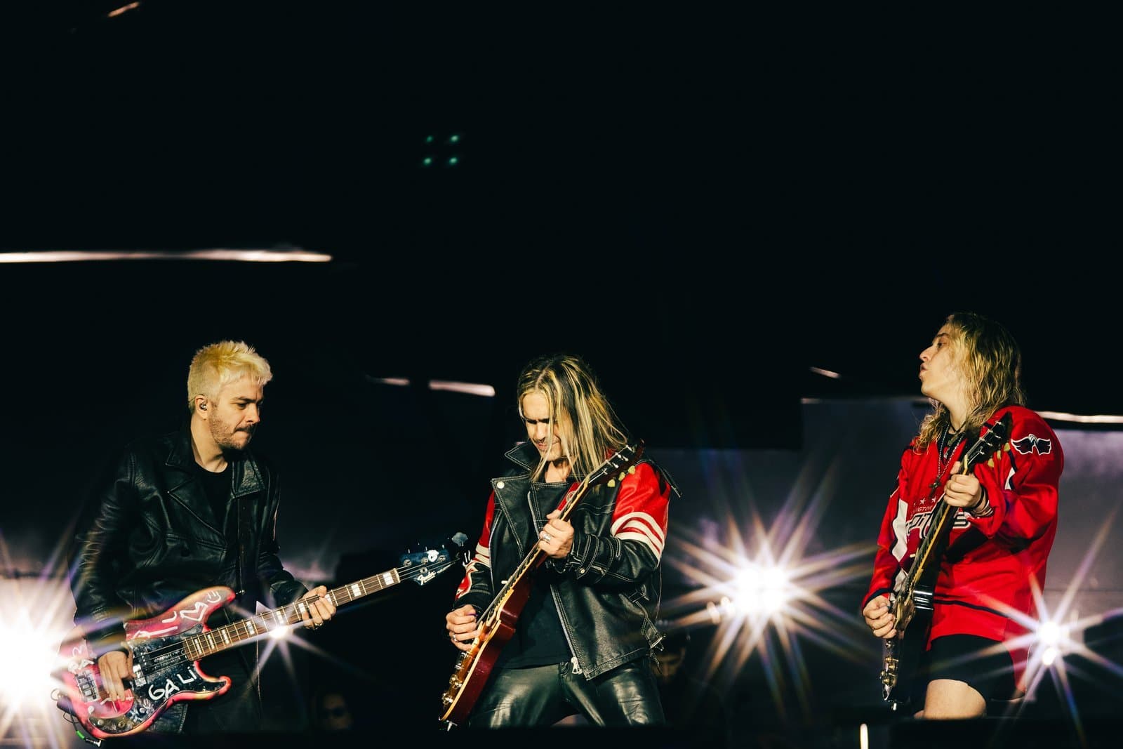 Airbag en concierto, con guitarras y luces en el escenario