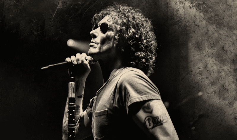 Bunbury publica el libro «Canciones desde El Puerto»